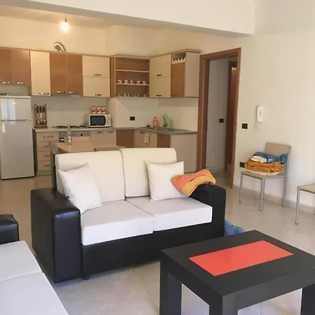 דירה For Rent In Lungo Mare
